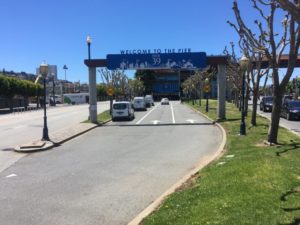 Road leading to PIER 39 with an arch that reads "Welcome to the pier."